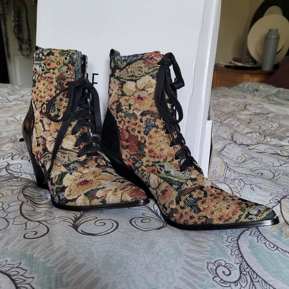 CAPE ROBBIN KELSEY-18 FLORAL BOOTIE SIZE 8.5